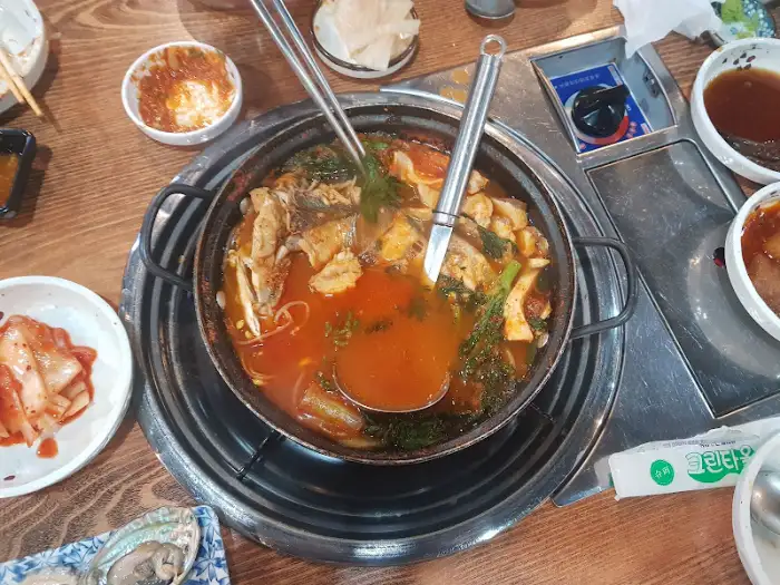 맛있게 끓고 있는 매콤한 탕