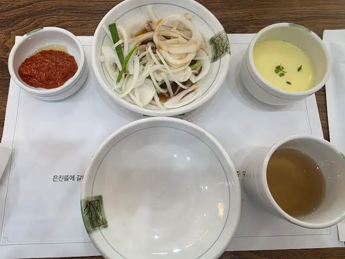 식탁에 차려진 정갈한 반찬과 밥