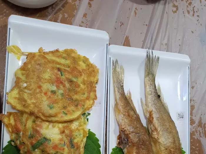 바삭하게 구워진 생선구이와 계란말이