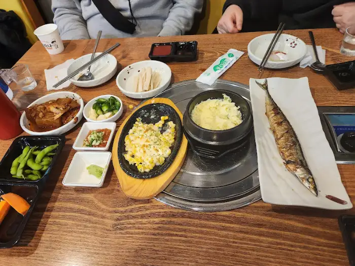 따뜻한 밥과 함께 나온 구운 생선