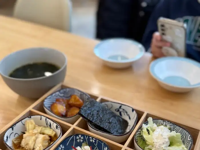 정갈하게 담긴 다양한 종류의 해산물장