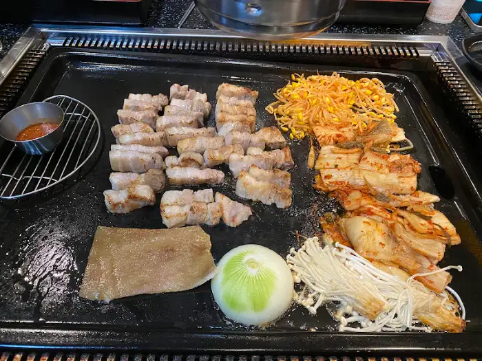 불판 위에 올라간 고기