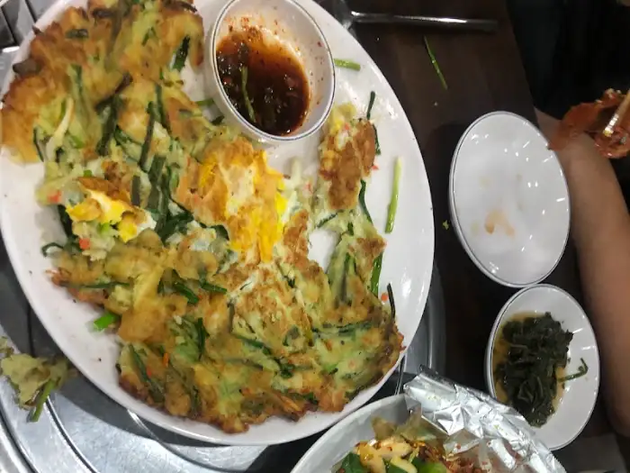 큼직한 파전이 접시에 담겨 나온 모습