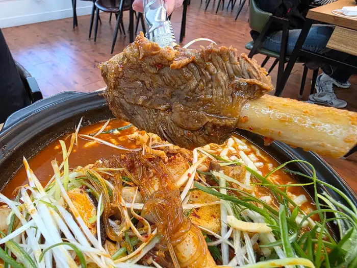 집게로 집어 올린 푸짐한 갈비