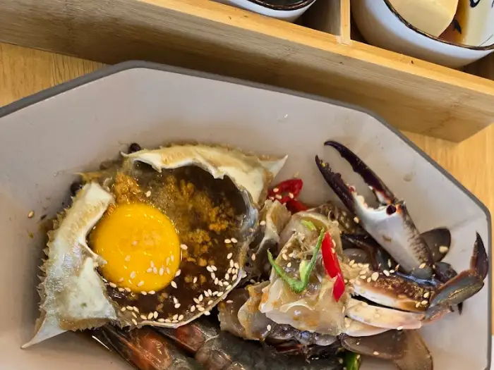 함께 제공된 김을 간장게장 밥과 함께 싸 먹는 모습