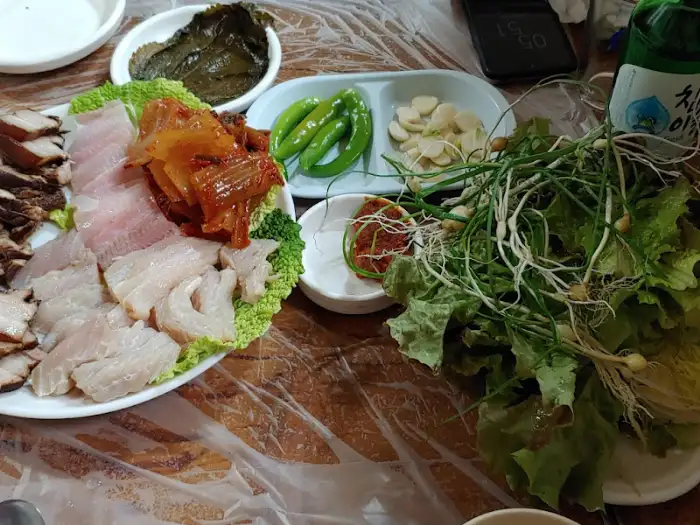 신선한 재료로 차려진 메인 요리