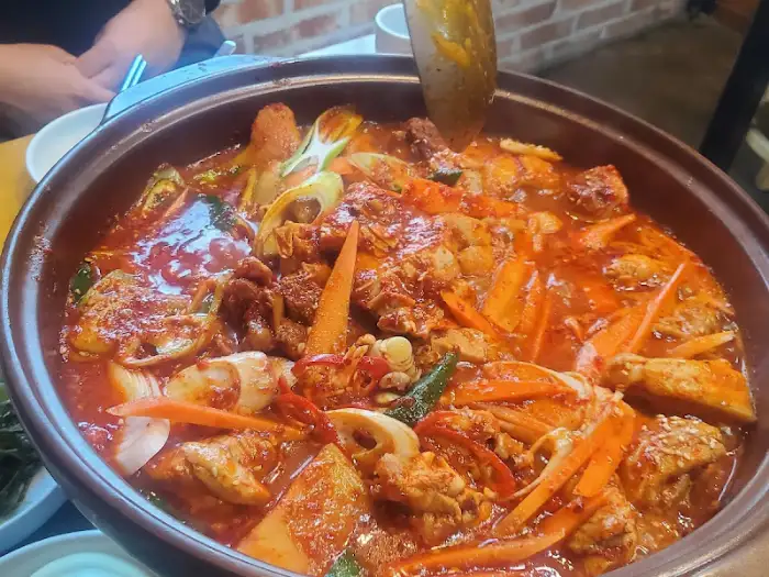 나무 칸막이로 분리된 개별 식사 공간