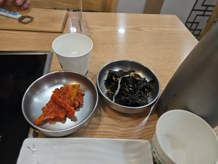 물회와 함께 나온 반찬들