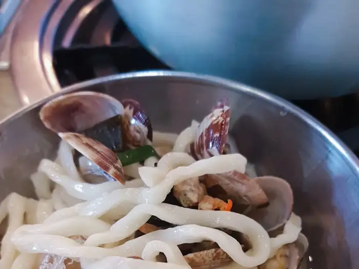 칼국수 속 조개들