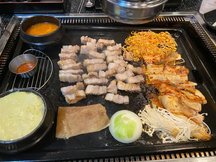 치즈와 함께 구워지는 고기