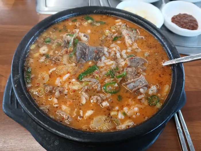 푸짐한 순대와 고기가 들어있는 순대국