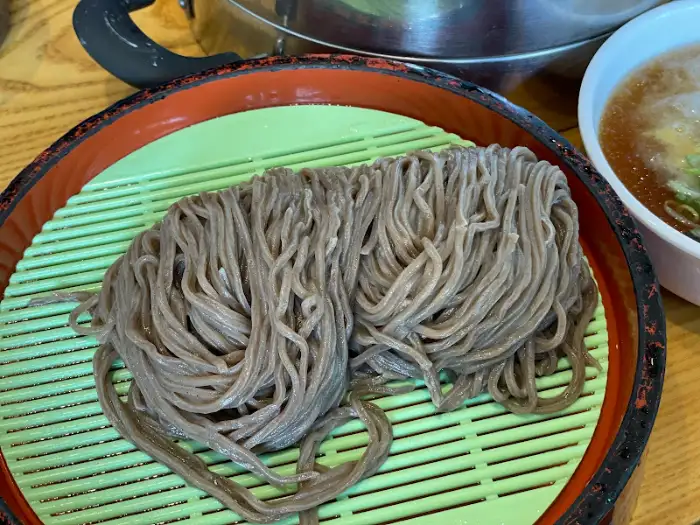 정갈하게 담긴 모밀면