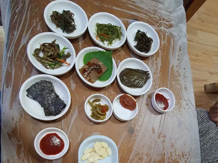 다양한 종류의 나물 반찬