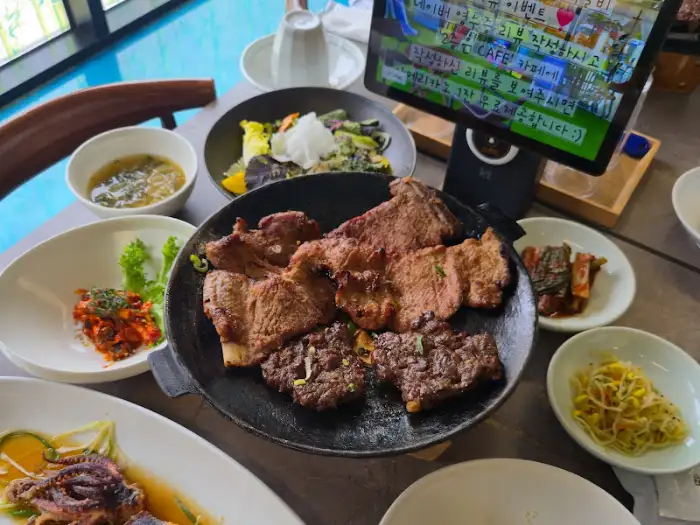 풍성한 밑반찬과 함께 나온 떡갈비