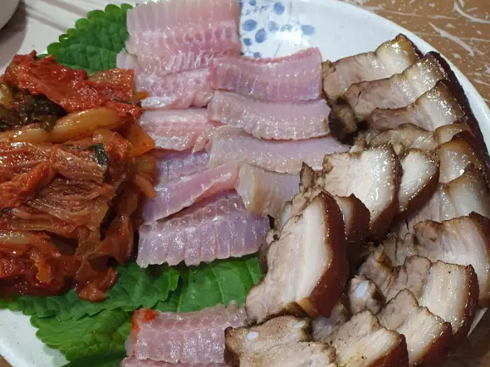 수육, 홍어, 김치가 어우러진 메인 요리