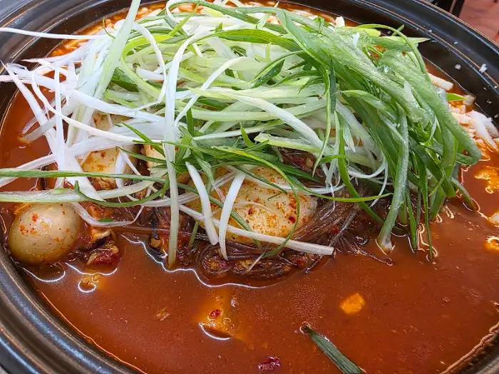 갈비찜 위에 쌓인 파채