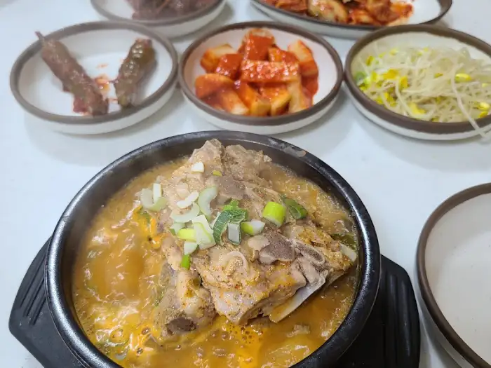 국물 가득한 뼈해장국