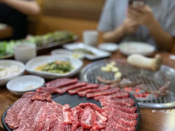 푸짐하게 차려진 고기 한상