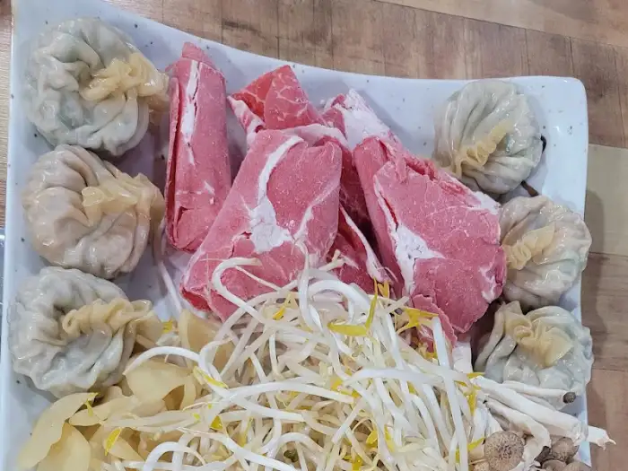 만두와 얇게 썬 고기, 숙주나물