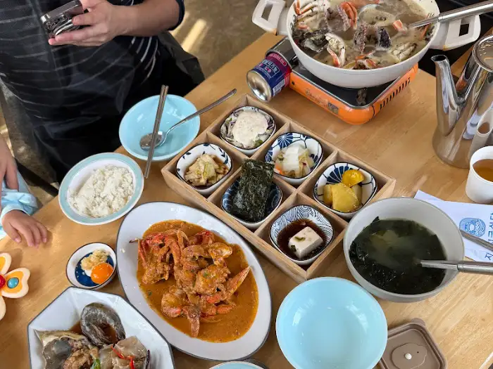 테이블 위에 차려진 다양한 해산물 요리와 밥, 국 등