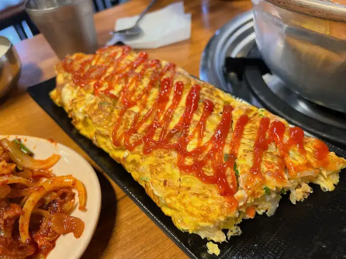 케첩이 뿌려진 계란말이 요리