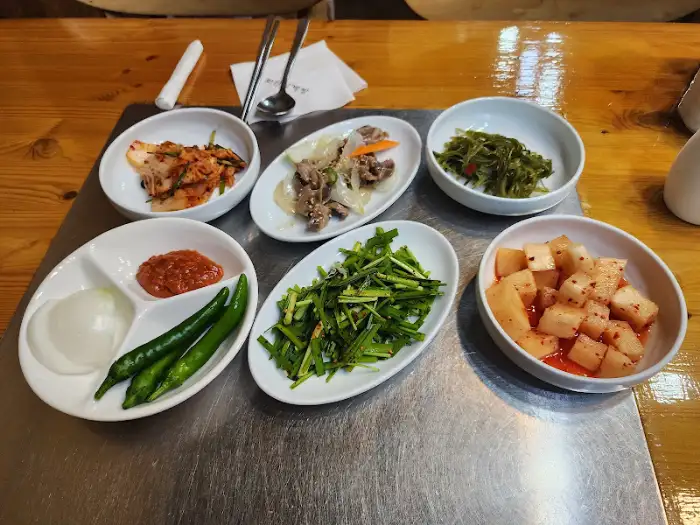 정갈하게 차려진 삼계탕 반찬들