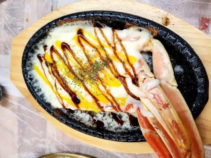 치즈가 듬뿍 올라간 대게 또는 랍스터 요리