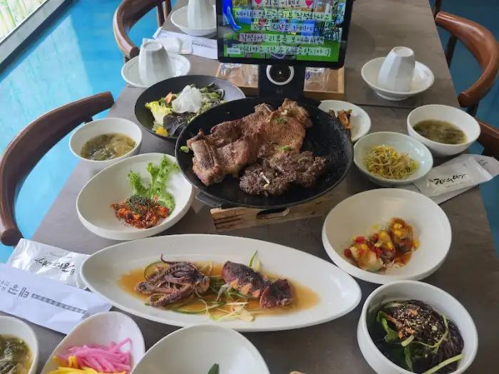 푸짐하게 차려진 한우 떡갈비 한 상