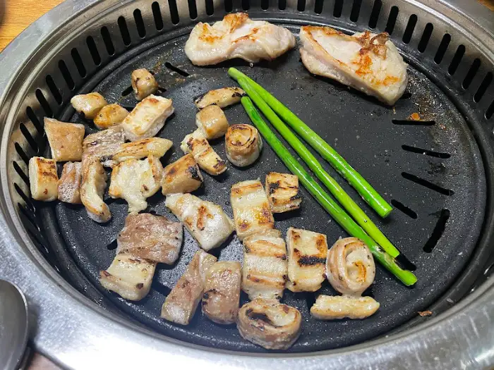 막창과 항정살이 불판 위에서 노릇하게 익어가고 있습니다.