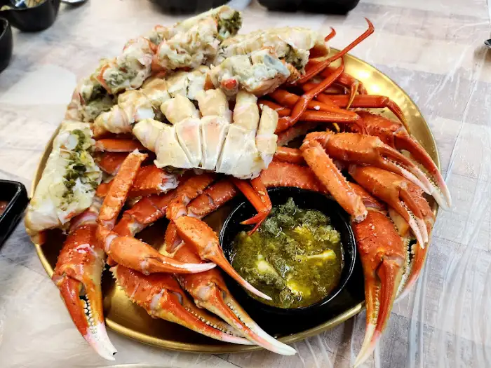 푸짐하게 차려진 킹크랩 또는 대게 한 상