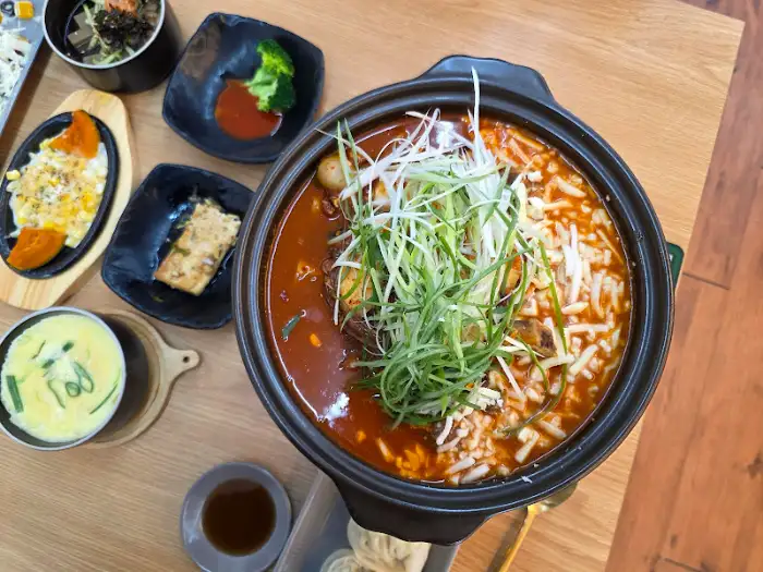 테이블에 차려진 다양한 반찬과 갈비찜