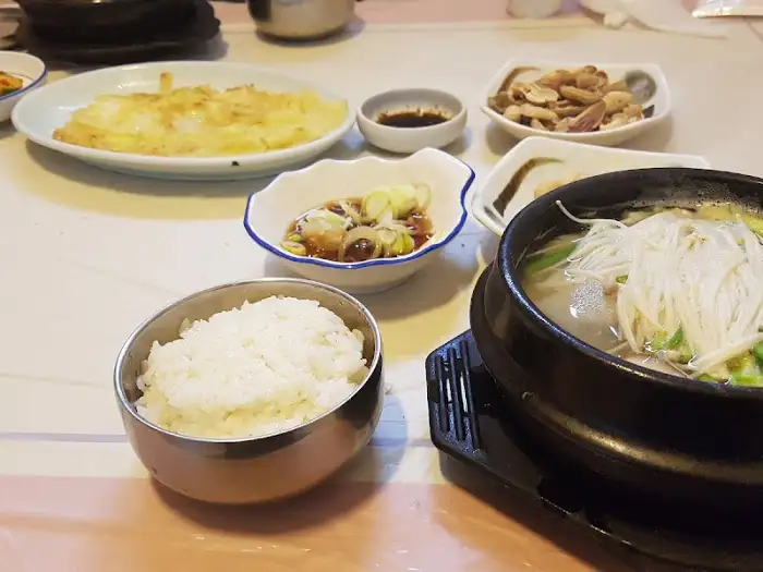한 상 가득 차려진 점심 식사