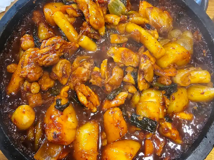 푸짐하게 담긴 닭볶음탕