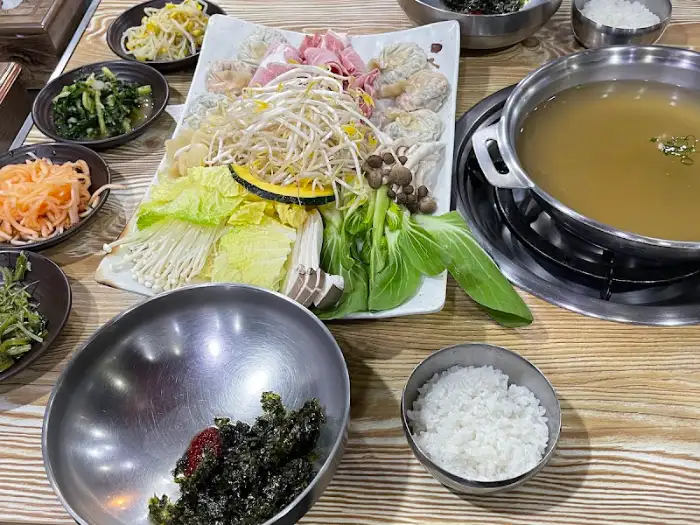 만두와 채소가 끓고 있는 전골 냄비