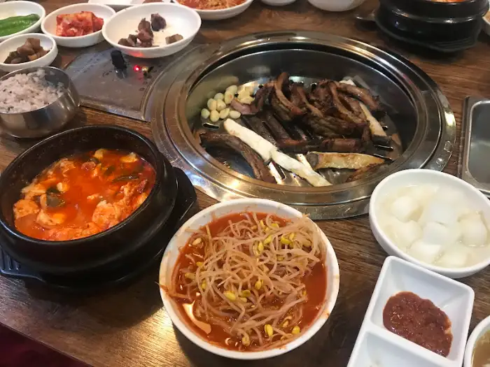 식탁에 차려진 다양한 밑반찬과 메인 메뉴 준비