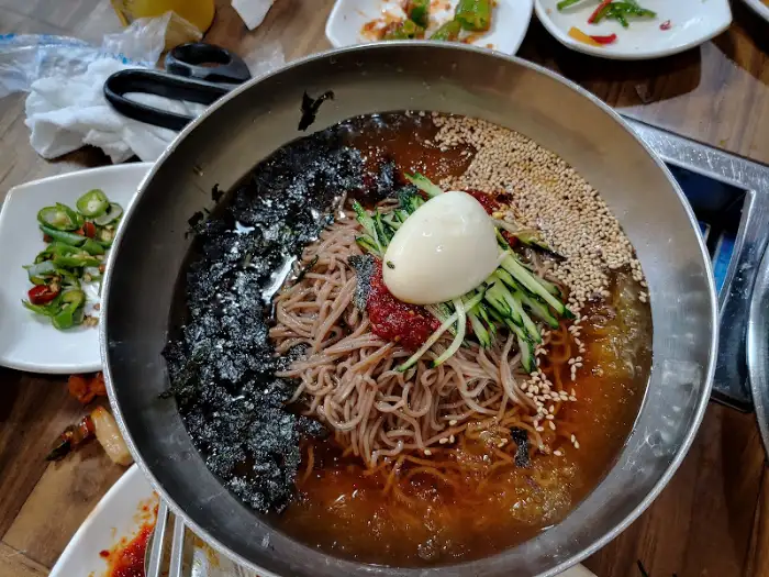 큼직한 그릇에 담긴 비빔 막국수