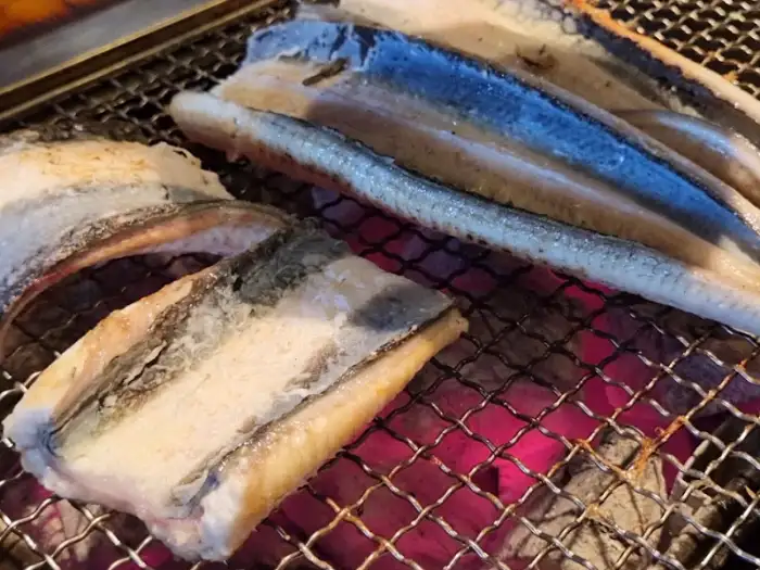숯불 위에서 맛있게 구워지고 있는 장어