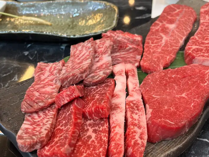 구워질 준비가 된 한우