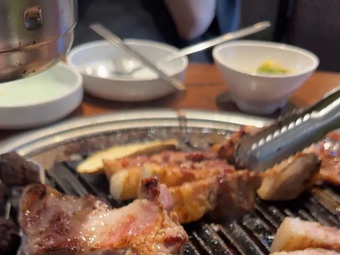 직원이 갈비를 굽는 모습