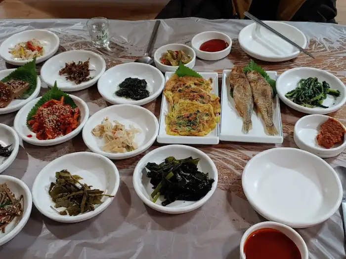 테이블 가득 차려진 16첩 백반 반찬들