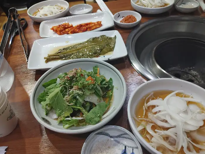 다양한 쌈 채소와 샐러드
