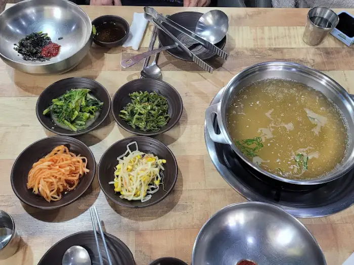 테이블 위 전골과 반찬들