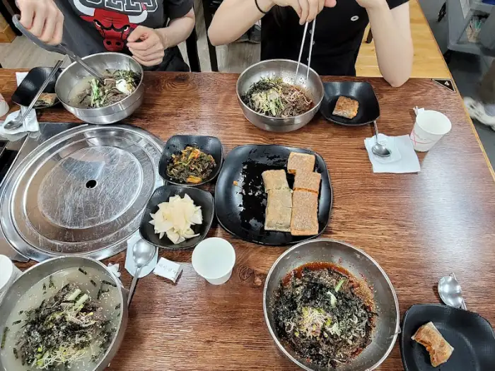 테이블 위에 차려진 푸짐한 한 상 차림