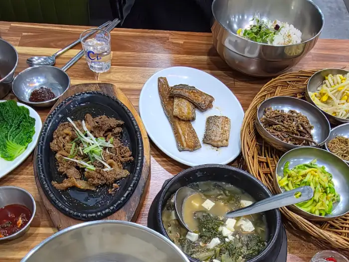 제공된 사진 2: 상추, 깻잎 등 쌈 채소와 함께 차려진 전체 상차림