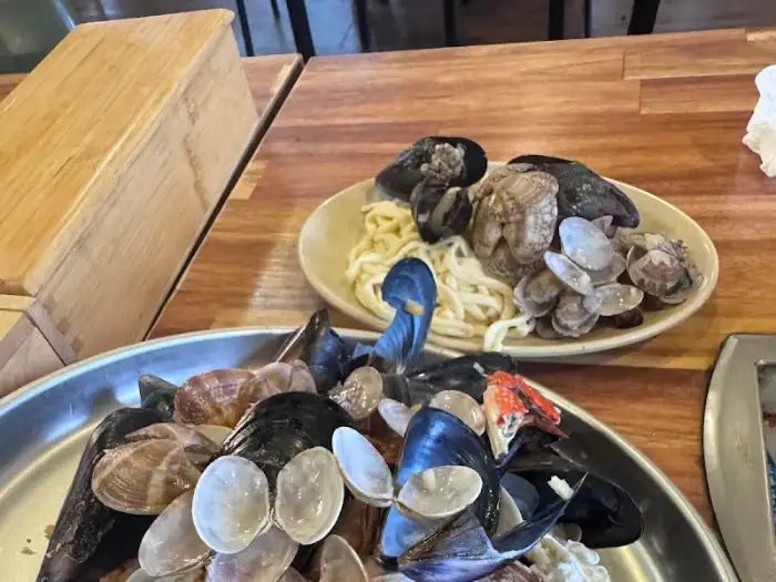 준비된 해물과 칼국수 면