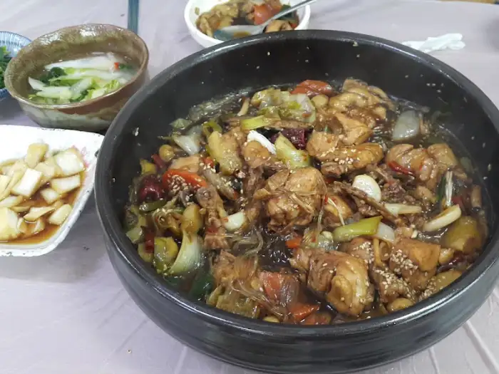 푸짐한 찜닭 한 뚝배기