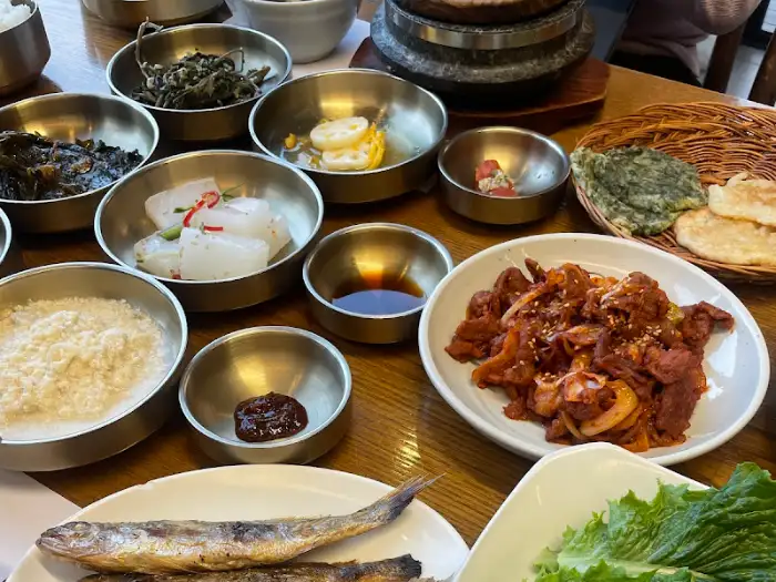 다양한 반찬과 제육볶음, 솥밥 모습