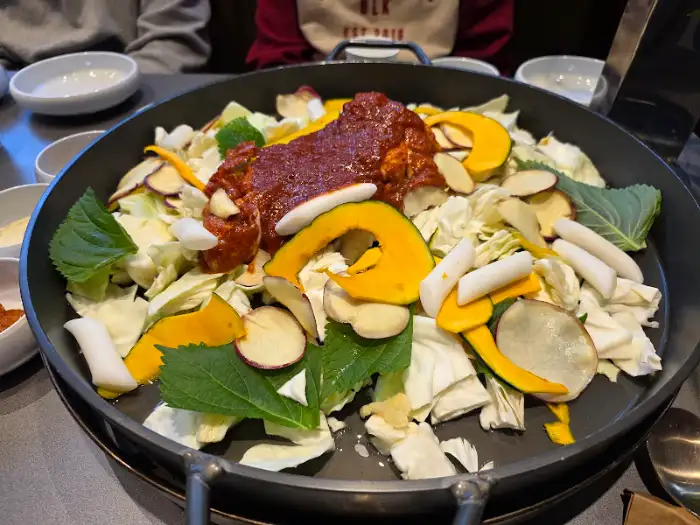 철판에 푸짐하게 담긴 닭갈비와 채소