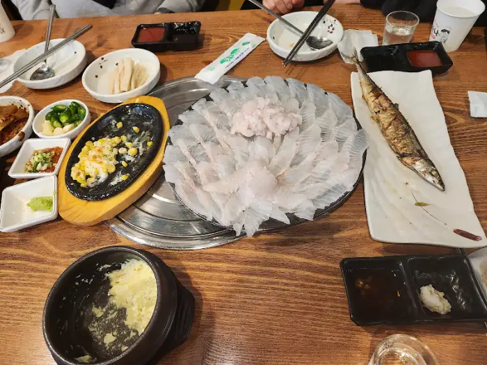 다양한 해산물과 곁들임 메뉴가 차려진 식탁