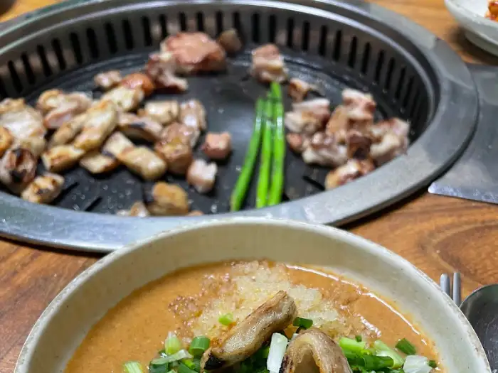불판 위에서 맛있게 익어가는 막창과 항정살